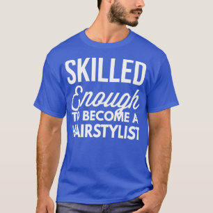 Qualifiziert genug, um ein haarstylischer Klassike T-Shirt