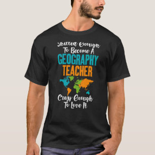 Qualifiziert genug, um Geografie-Lehrer Crazy zu w T-Shirt
