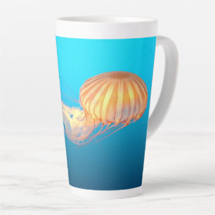 Qualle schwebt im blauen Wasser Milchtasse