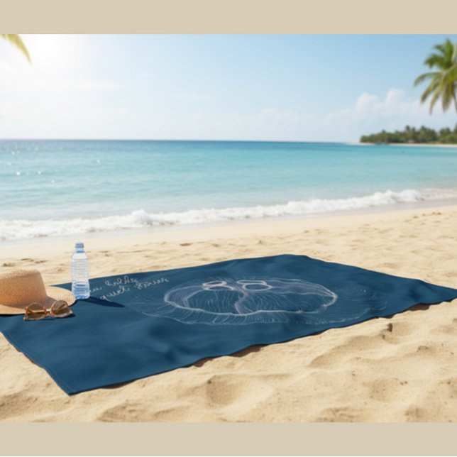 Quallen Art mit "The Sea Holds Quiet Stories" Strandtuch (Von Creator hochgeladen)