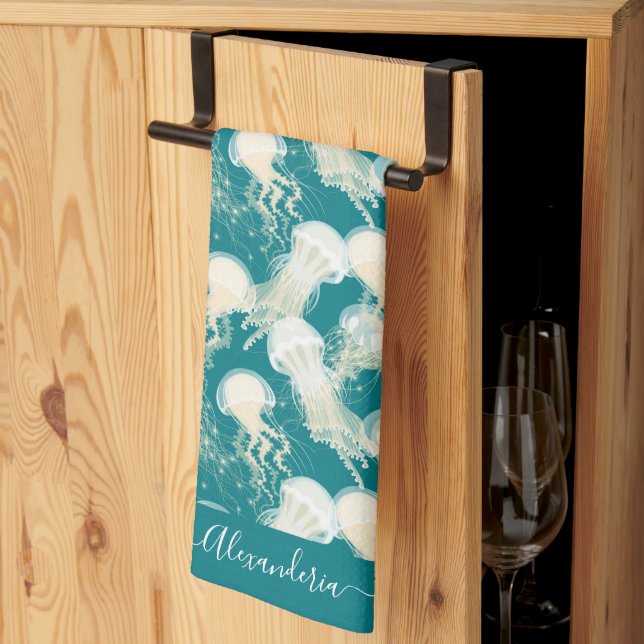 Quallen in Blue Ocean Summer Season Monogram Geschirrtuch (Drittel gefaltet)