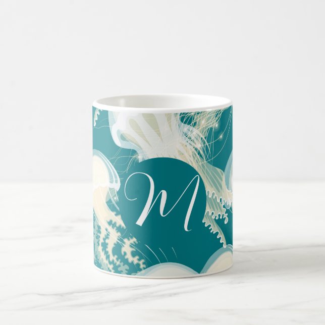 Quallen in Blue Ocean Summer Season Monogram Kaffeetasse (Mittel)
