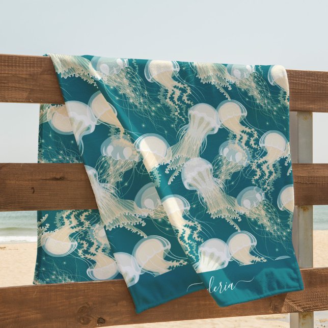 Quallen in Blue Ocean Summer Season Monogram Strandtuch (Von Creator hochgeladen)