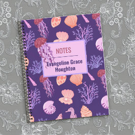 Quallen und Muscheln im Meer lila Notizbuch