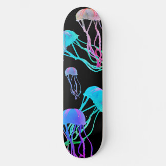 Quallenschwarm im Schwarzen Skateboard-Deck Skateboard