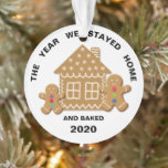 Quarantine 2020 Covid Christmas Tree Ornament<br><div class="desc">2020 war schon ein ganzes Jahr! Dies wird ein Weihnachtsfest wie kein anderer, ein wenig Beifall mit diesem niedlichen Fingerbreadmen und Hauskekse und Text, die lautet "DAS JAHR, DAS WIR BEI ZUHAUSE BLEIBE HABEN, UND BAKED, 2020". Einfach bearbeitet, sodass Sie personalisieren können, sowie die Möglichkeit, den Schriftart Stil und Farbe...</div>