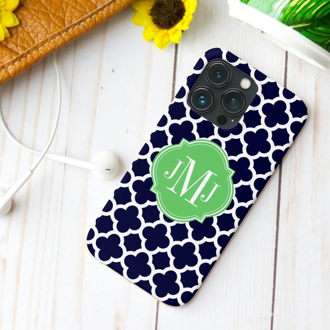 Quatrefolie Navy Blue and White Muster Monogram Case-Mate iPhone Hülle (Quatrefoil Navy Blue and White Monogram iPhone Case back view.)