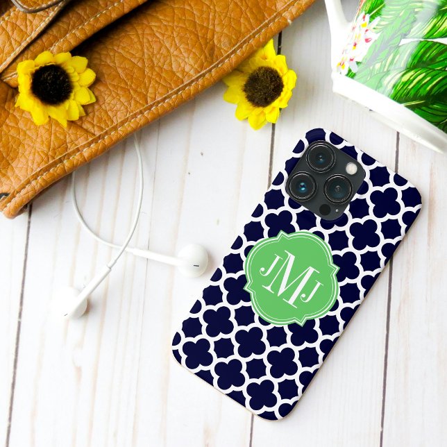 Quatrefolie Navy Blue and White Muster Monogram Case-Mate iPhone Hülle (Quatrefoil Navy Blue and White Monogram iPhone Case back view.)