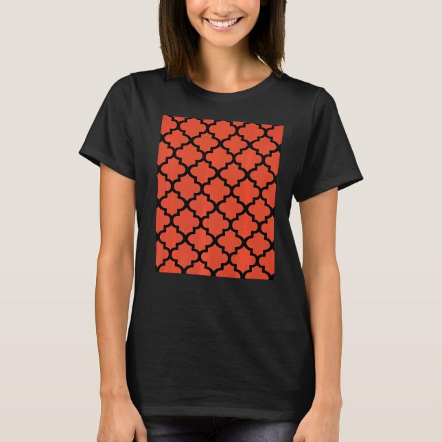 Quatrefolienmuster in schwarzer Kontur auf Rot T-Shirt (Vorderseite)
