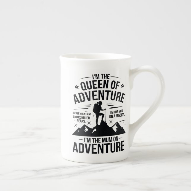 Queen of Adventure Hiking Mum Typography Design Prozellantasse (Rechts)