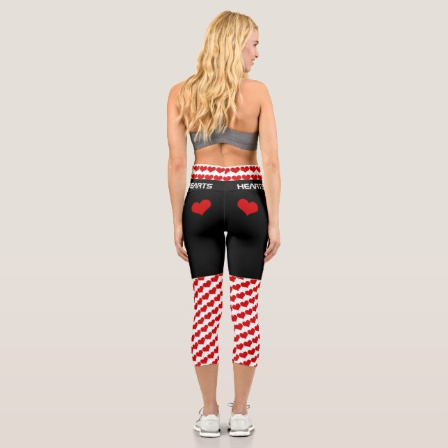 Queen of Hearts Red & White - trendige Liebe /fash Capri Leggings (Rückseite)