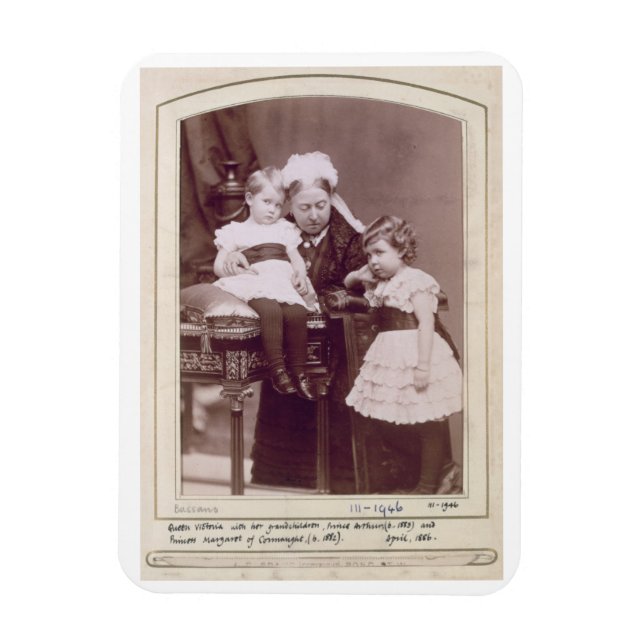 Queen Victoria (1819-1901) with her grandchildren, Magnet (Vertikal)