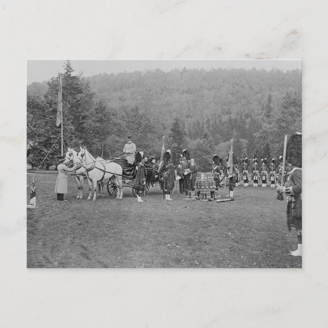 Queen Victoria präsentiert Farben Postkarte (Vorderseite)