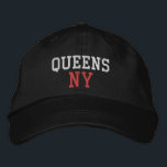 QUEENS NY Simple White and Red on Black Bestickte Baseballkappe<br><div class="desc">QUEENS NY Weiß und Rot bestickt auf schwarzen Baumwollhut. Die Stickerei kann an andere Farbeinstellungen angepasst werden,  indem Sie die Schaltfläche "Design bearbeiten" auswählen. Außerdem ist die Möglichkeit verfügbar,  die gewünschte Farbe auf der Hauptseite auszuwählen.</div>