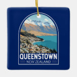 Queenstown New Zealand Travel Art Vintag Keramikornament<br><div class="desc">Queenstown Retro Vektor Reise Design. Es liegt am Ufer des Wakatipu-Sees der Südinsel,  Set gegen die dramatischen Südalpen.</div>