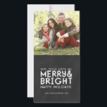 QUERE UND HELLE, CHALKBOARD FERIENKARTE FEIERTAGSKARTE<br><div class="desc">Vintage TYPOGRAFIE, KIRCHENBOARD MERRY UND HELLE FERIENAUFENTHALTSKARTE. Senden Sie Ihre Weihnachtsgrüße an Familie und Freunde mit dieser trendigen Chalkboard-Urlaubskarte mit Foto und einem Vintagen Band-Schriftart. Mögen deine Tage fröhlich und hell sein. Ein einfaches, aber stilvolles, vielseitiges Design von Elke Clarke© für Monogram Gallery. Für weitere Farben kontaktieren Sie bitte den...</div>