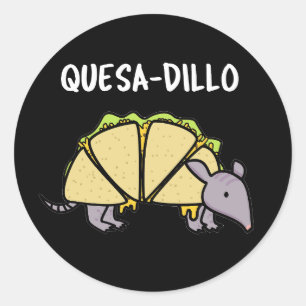 Quesa-Dillo Funny Quesadilla Pun Dark BG Runder Aufkleber