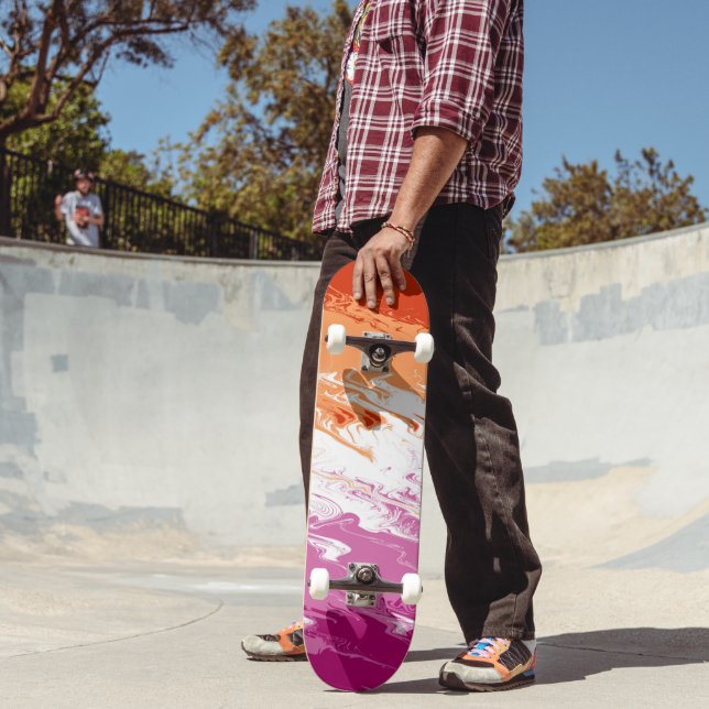 Quiggly Trippy Groovy Abstrakte Lesbian-Stolperfla Skateboard (Außenbereich 2)