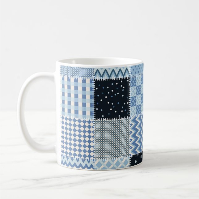 Quilt-Design, geometrisches Patchwork, blaue Töne. Kaffeetasse (Links)