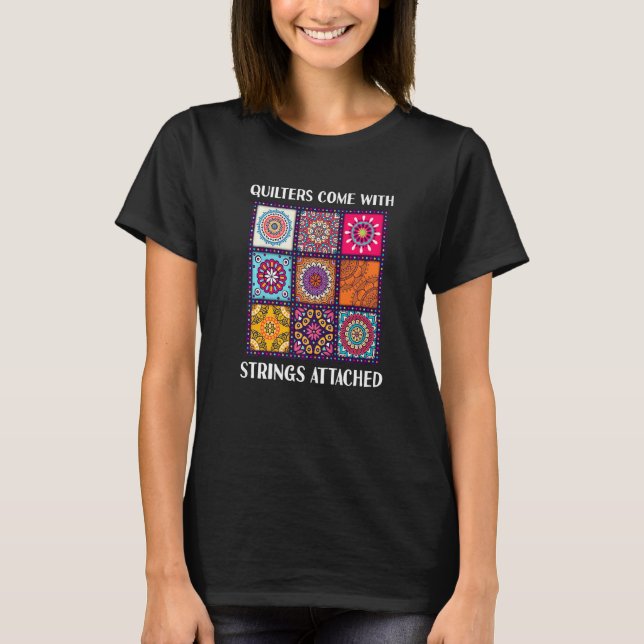 Quilters kommen mit Strings, die an Quilting Quil  T-Shirt (Vorderseite)