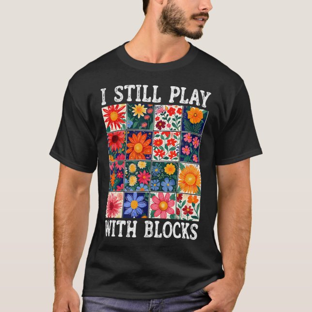 Quilting I Still Play With Blocks Sewing Quilter Q T-Shirt (Vorderseite)