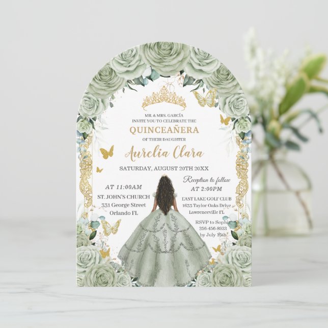 Quinceañera 15 XV Sage Green Floral Gold Arch Einladung (Stehend Vorderseite)