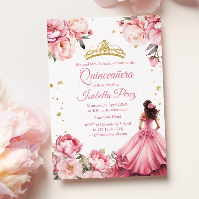 Quinceanera Blush Pink Princess Dress Tiara Einladung (Quinceanera Blush Pink Princess Dress Tiara Invitation on a table with light pink peonies.)
