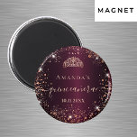 Quinceanera burgundy Rose gold tiara name skript Magnet<br><div class="desc">Für eine elegante Quinceañera, 15. Eine burgundische Hintergrundfarbe. Dekoriert mit Rose vergoldeten Imitaten Glitzer Staub und ein Tiara, Krone. Personalisieren und fügen Sie einen Namen, Alter und ein Datum ein. Quinceañera ist mit einem modernen handgeschriebenen Stil-Skript mit Swashes geschrieben. Kann sowohl als Gastgeschenk oder als Save the Date Erinnerung für...</div>