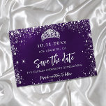 Quinceanera lila Silbertiara Save the Date Ankündigungspostkarte<br><div class="desc">Eine glamouröse Save the Date-Karte für eine Quinceañera,  15. Geburtstagsfeier. Ein lila,  ungleicher Hintergrund. Dekoriert mit Imitaten silberne Glitzer Glitzern und ein Tiara. Der Text: Save the Date ist mit einem großen angesagten,  handgeschriebenen Stilskript geschrieben.</div>