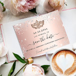 Quinceanera Maskerade Rose Gold Save the Date Ankündigungspostkarte<br><div class="desc">Eine Save the Date Karte für ein Quinceañera,  15. Geburtstag Maskerade Party. Eine Rose goldfarbener Hintergrund mit Imitaten verziert silbernen Glitzer Staub und eine Maskerade Maske. Personalisieren und fügen Sie Datum und Name/Alter hinzu. Der Text: Save the Date wird mit einem großen angesagten,  handgeschriebenen Stilskript mit Swashes geschrieben.</div>