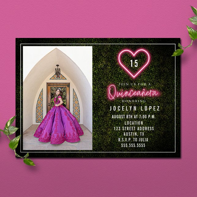Quinceañera Pink Neon Lights Boxwood Heart Foto Einladung (Von Creator hochgeladen)