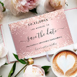 Quinceañera Rosa Glitzern Save the Date Ankündigungspostkarte<br><div class="desc">Ein Save the Date für eine Quinceañera,  15. Geburtstagsfeier. Ein rot rosa metallischer Hintergrund mit goldenen Rose Imitaten Glitzer Staub. Personalisieren und fügen Sie Datum und Name/Alter hinzu. Der Text: Save the Date wird mit einem großen angesagten,  handgeschriebenen Stilskript mit Swashes geschrieben.</div>