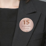Quinceanera-Rose Button<br><div class="desc">Eleganter,  klassischer,  glamouröser und mädchenhafter Name für eine Quinceañera,  15. Geburtstagsfeier. Rose Gold und Farbverlauf. Dekoriert mit Rose Gold Konfetti. Personalisieren und einen Namen hinzufügen. Der Name ist mit einem modernen,  dunklen Rose gefärbten Handschrift geschrieben. Nummer 15 wird mit einem Schriftart im Ballonstil geschrieben.</div>