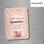 Quinceanera Rose Goldene Kutsche Luxus-Einladung Magnet<br><div class="desc">Ein goldener Hintergrund mit Imitaten,  Glitzern,  Konfetti und einer romantischen Vintagen Kutsche in Rose. Personalisieren und fügen Sie ihren Namen,  Party Details.</div>