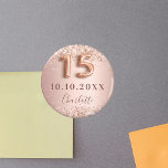 Quinceanera Rose Goldrot Glitzer Save the Date Magnet<br><div class="desc">Elegant,  klassisch,  glamourös und mädchenhaft Save the Date Magnet für eine Quinceañera,  15. Geburtstagsparty. Rose Gold und Farbverlauf. Dekoriert mit Rose Gold,  Imitat Glitzer,  Glitzern. Personalisieren und einen Namen hinzufügen. Der Name ist mit einem modernen,  dunklen Rose gefärbten Handschrift geschrieben. Nummer 15 wird mit einem Schriftart im Ballonstil geschrieben.</div>