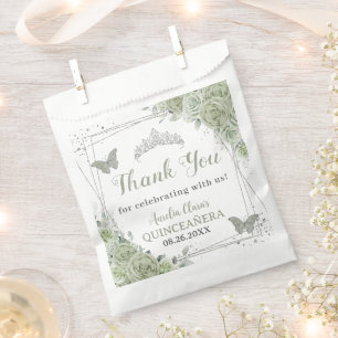 Quinceañera Sage Green Floral Silberschmetterlinge Geschenktütchen