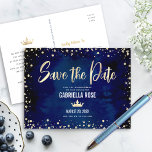 Quinceañera Save the Date Navy Gold Glitzer Crown Einladungspostkarte<br><div class="desc">Achten Sie darauf, dass alle Ihre Freunde und Verwandten in der Lage sein werden, den Meilenstein Ihrer Tochter Quinceañera zu feiern! Versenden Sie diese atemberaubende, moderne, personalisierte "Save the Date" Ankündigungskarte für Ihre Veranstaltung. Funkelnd Goldfolien-Kalligraphie-Skript, Krone und winzige Konfetti-Glitzer-Punkte, zusammen mit weißen Sans Serifentypografie, überlagern einen dramatischen marineblauen Aquarell. Personalisieren...</div>