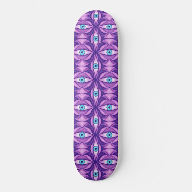 Quirky blaue Augen im mystischen Lila Muster Skateboard (Vorderseite)