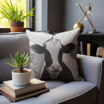 Quirky Kuh Black and White Novelty Kissen<br><div class="desc">Charmantes Schwarz-Weiß-Kuh-Kissen - Dieses unglaublich charmante Schwarz-Weiß-Design einer Kuh, die direkt auf Sie startet! Dieses sonderbare Kuhkissen wird Sie sicher "überwältigen" und wird in einer glamourösen rustikalen Dekoration oder Zuhause so perfekt aussehen. Auch ein ideales Geschenk für einen Freund, Familienmitglied oder Arbeitskollegen. Man wird nie ein "Rindfleisch" darüber haben, wie...</div>