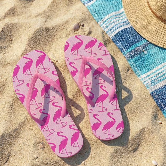 Quirky Pink Flamingos Muster in Pink Flip Flops (Von Creator hochgeladen)