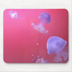 Quirky-Qualle im rosa Wasser Mousepad