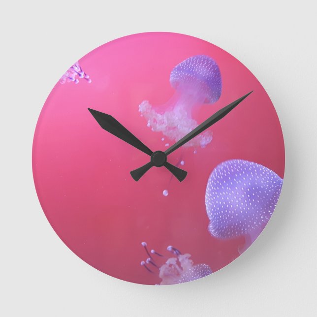 Quirky-Qualle im rosa Wasser Runde Wanduhr (Vorderseite)