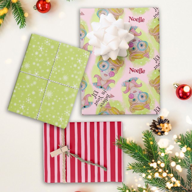Quirky Retro Christmas Elf Rosa grüner Name Geschenkpapier Set (Von Creator hochgeladen)