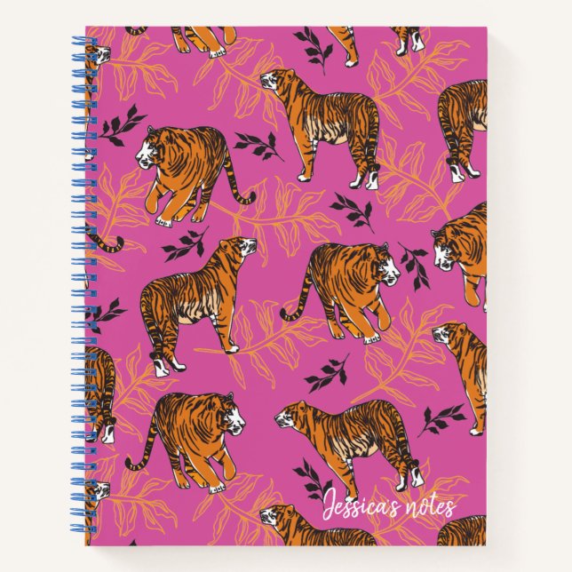 Quirky Tiger Pattern auf hellrosa Notizbuch (Vorderseite)