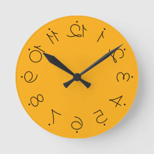 Quirky Yellow With Flipped Twisted Numbers Runde Wanduhr