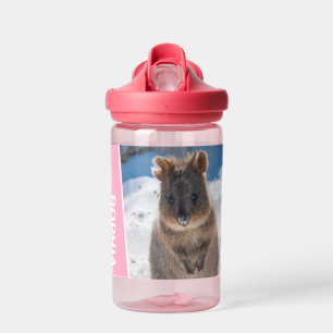 Quokka am Strand Australien, Mädchen mit rosa Akze Trinkflasche