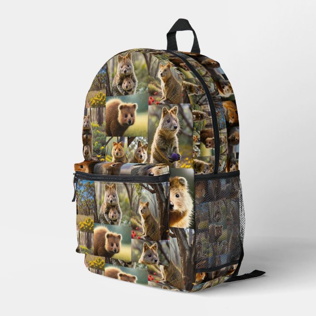 "Quokka Chronicles: Eine herzerwärmende FotoCollag Bedruckter Rucksack (Rückseitige Ecke Rechts)