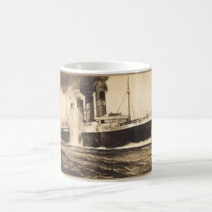 R.M.S. Lusitania geschlagen durch Torpedos weg von Tasse