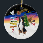 R - Weihnachtsschilder - Großer Schweizer Hund Keramikornament<br><div class="desc">Ein Berner Hund beobachtet den Santa-Start vor den Schildern des Nordpols,  die Start,  Dorf,  Werkstatt und Barracks sagen. Ein Rentier flüchtige Blick hinter einem festlichen Weihnachtsbaum neben einem glücklichen Schneemann.</div>