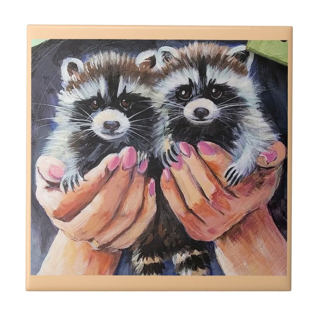 Raccoon Babies in den Händen Fliese (Vorderseite)